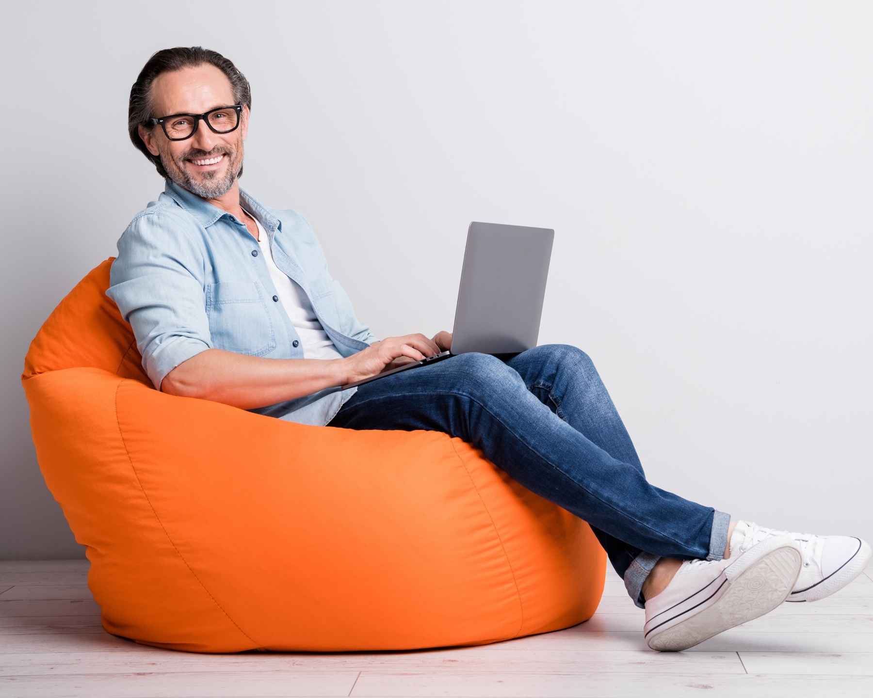 Man on computer starts Job Passion Type Indicator JPTI Assessment from Careerz Group